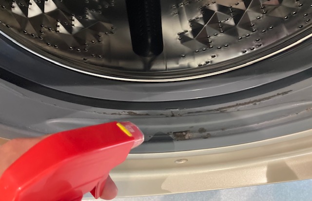洗濯乾燥機のゴムパッキンにカビキラーを吹きかける