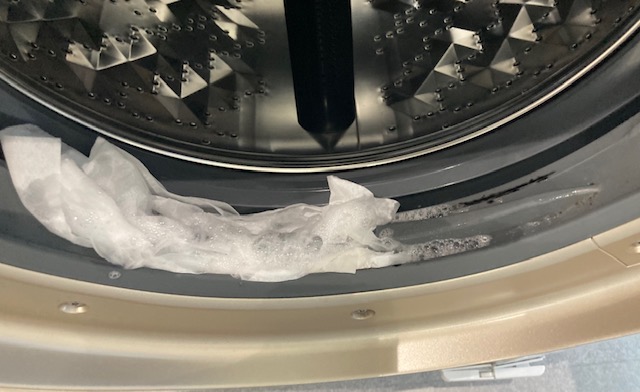 洗濯乾燥機のゴムパッキンにカビキラーを吹きかけテッシュを被せる