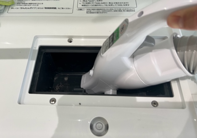 パナソニックのドラム式洗濯乾燥機の乾燥フィルタポケットの汚れを掃除機で吸う